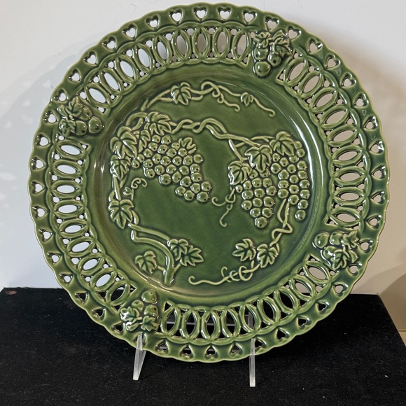 Hosley Potteries-Green Decorative Plate with Grape Design - Picture 1 of 3